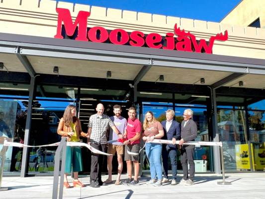 moosejaw_ribboncutting5_original